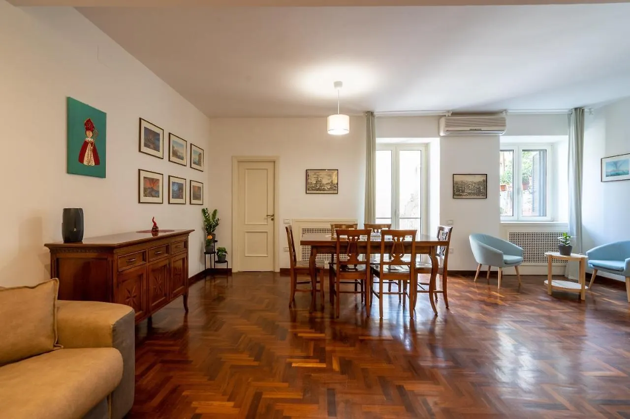 Appartamento Elegante Con Terrazzino Nel Centro Di Napoli